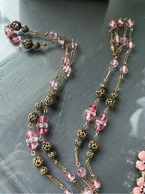 Vintage 1950s iconic necklace with pink crystals hidden closure
